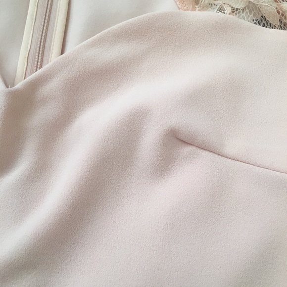 Beautiful peachy pink dress with lace sleeves - Picture 6 of 7